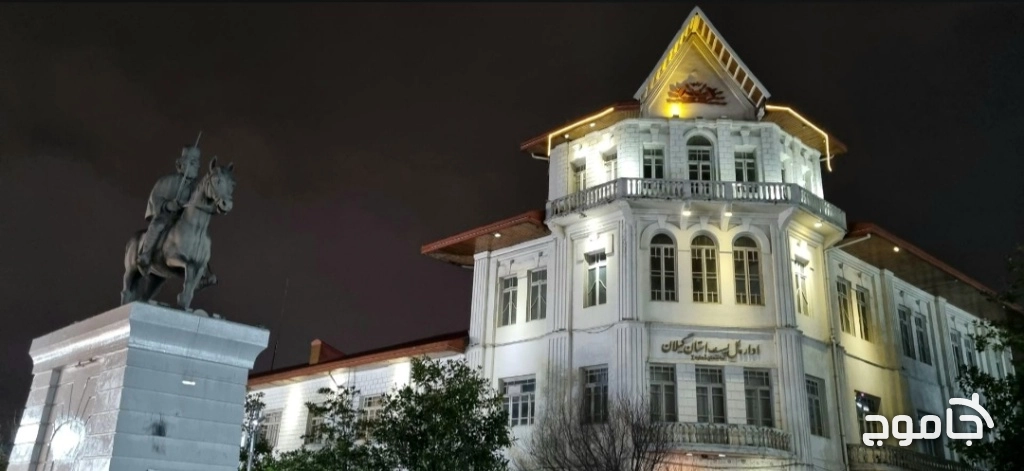 میدان شهرداری رشت در شب