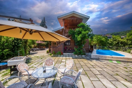 اجاره ویلا پنج خوابه استخردار آبگرم باغ سرو-مازندران، رامسر